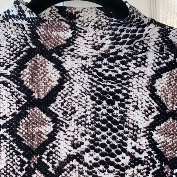 Forever 21 long sleeve mock neck snake print crop - Picture 3 of 12